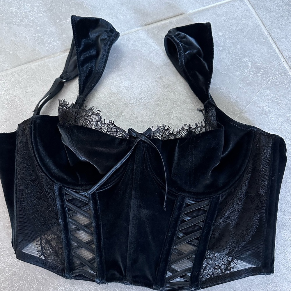 NWOT Victoria’s Secret black velvet bra 75B
